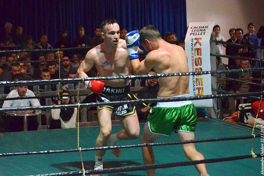 Sokol Jakini combatte per il titolo europeo di kickboxing