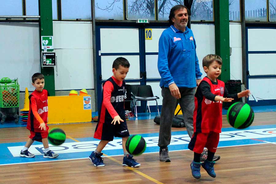 I Pulcini della Sba scoprono il basket tra gioco e divertimento