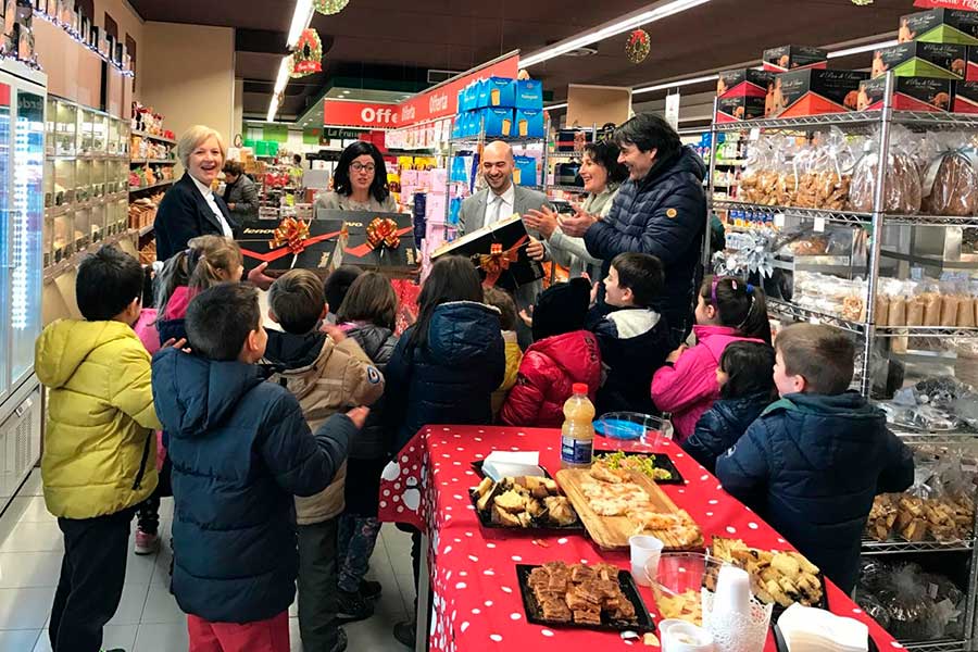 Il Simply Market di Pieve al Toppo sostiene il laboratorio informatico della scuola di Civitella
