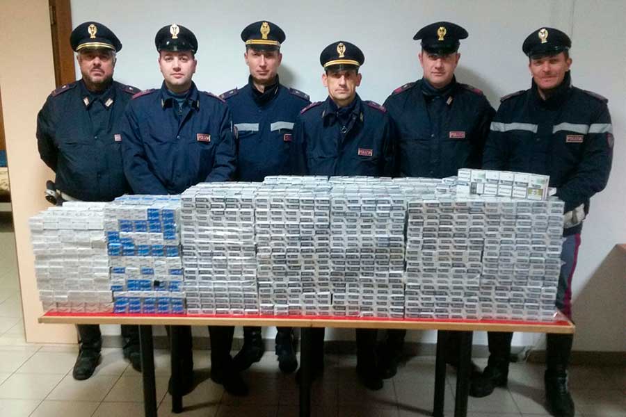 Bloccati dalla Polizia di stato con 71 chili di sigarette: arrestati due contrabbandieri ucraini
