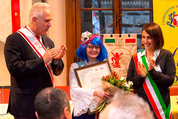 L’aretina Rossana Del Santo riceve il premio “Ma-donna fiorentina”: quando tra gli insigniti c’è anche la “Maga Merletta”