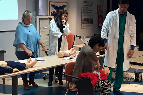 Un corso che insegna come salvare un bambino che sta soffocando