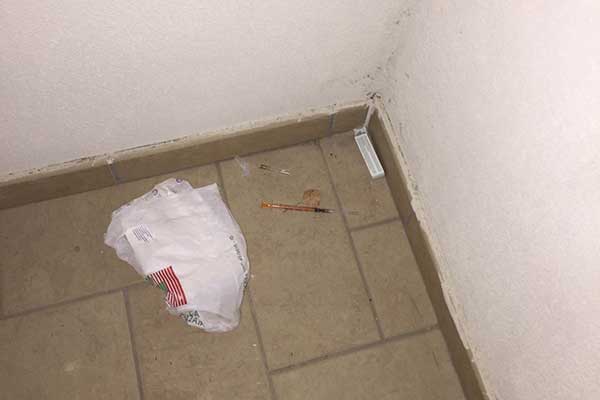 Siringhe e sangue nel portico di casa, la denuncia di alcuni residenti di Via del Trionfo