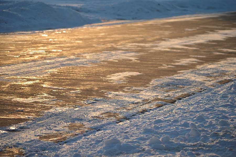 Ghiaccio sulle strade: il servizio viabilità della provincia raccomanda la massima prudenza