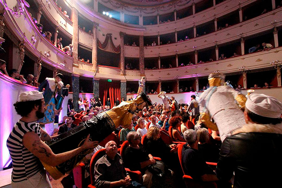 A teatro con soli cinque euro: biglietto scontato per i giovani in sedici comuni toscani