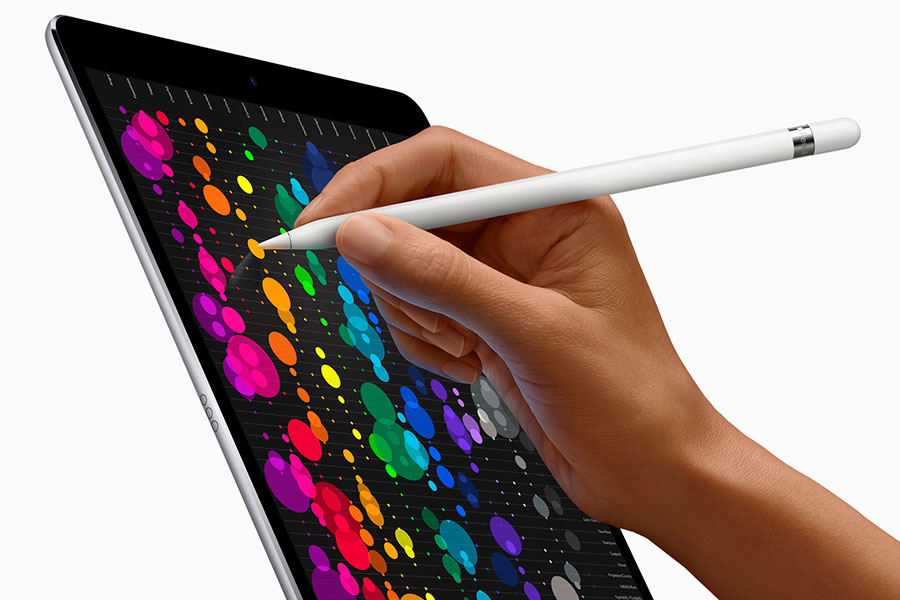 iPad Pro, disponibile nei modelli da 10,5″ e 12,9″, presenta il display più evoluto al mondo e prestazioni rivoluzionarie