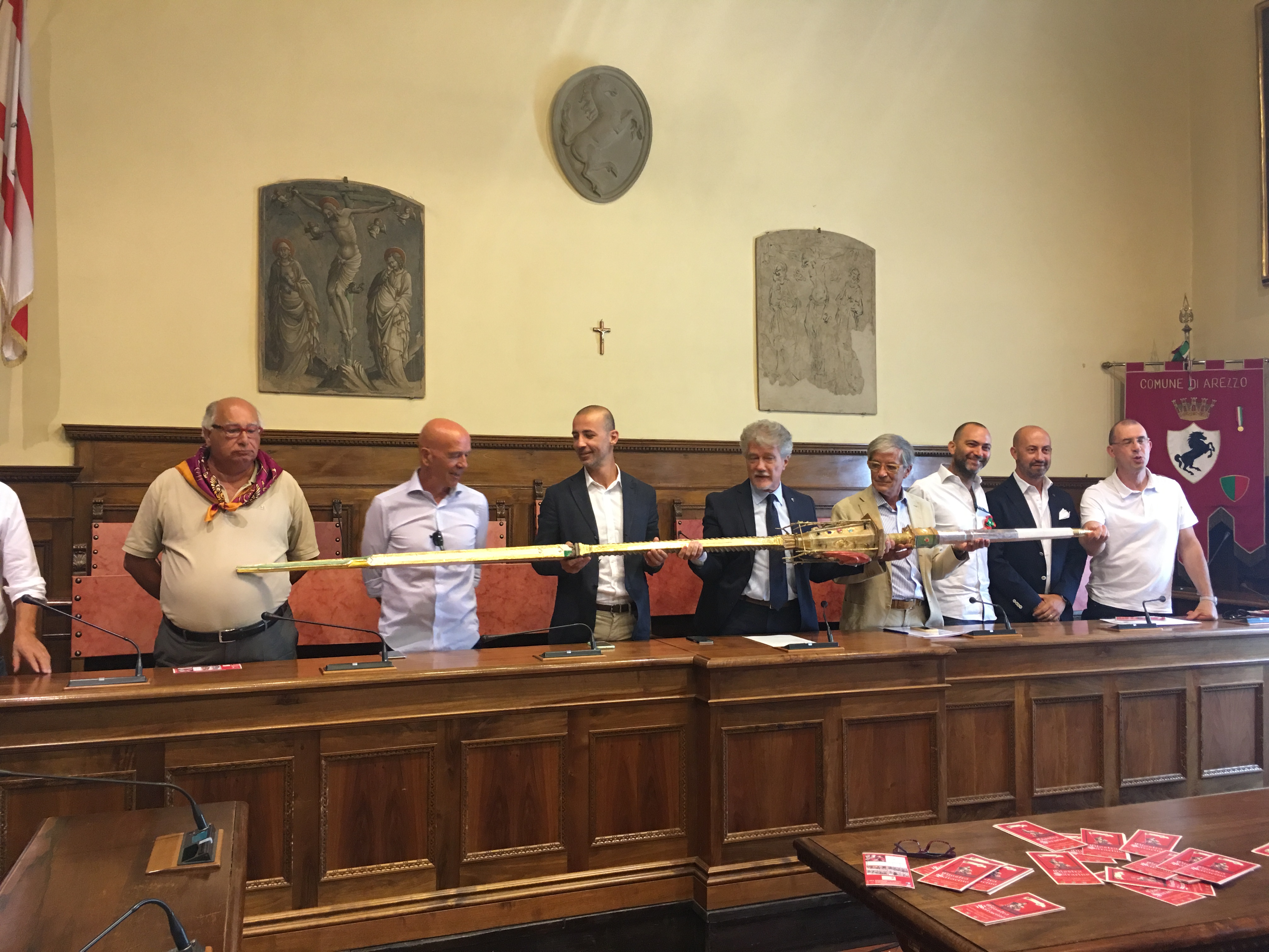 Un’opera d’arte che l’artista Ugo Riva dona alla città di Arezzo la Lancia d’Oro dedicata a Dante Viviani