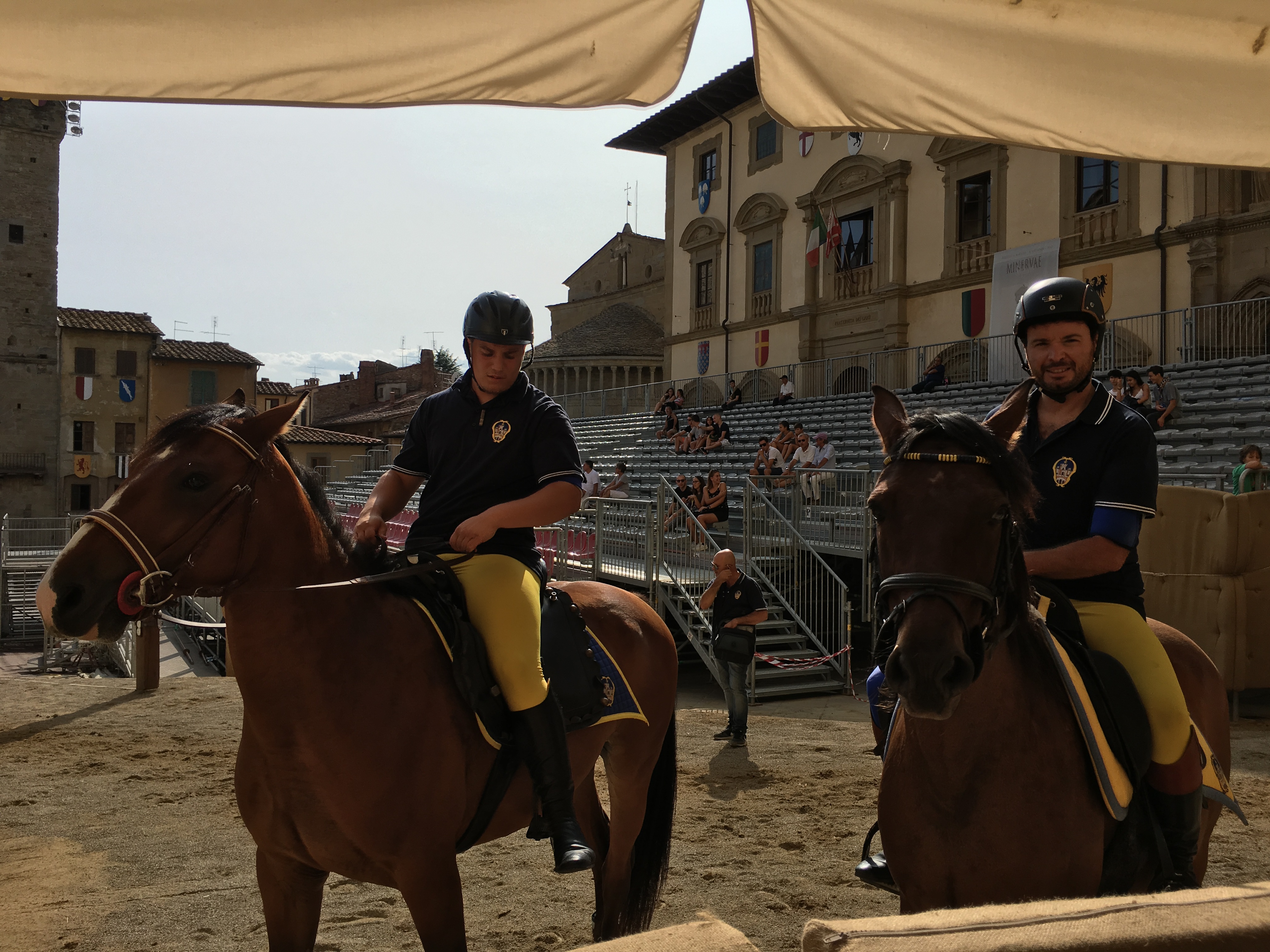 Continuano le prove in piazza grande dei giostratori con tanti colpi sul cinque
