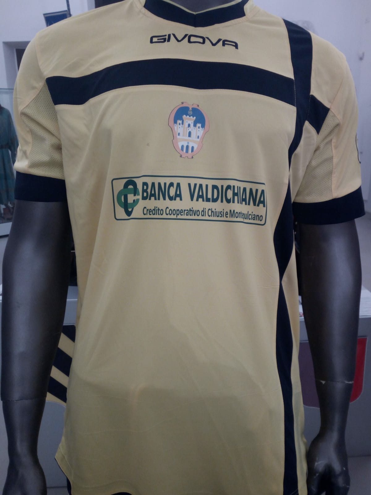 Presentate le nuove divise da calcio giallo blu