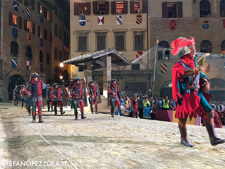 Porta Crucifera: le comparse che indossano i colori del quartiere rossoverde