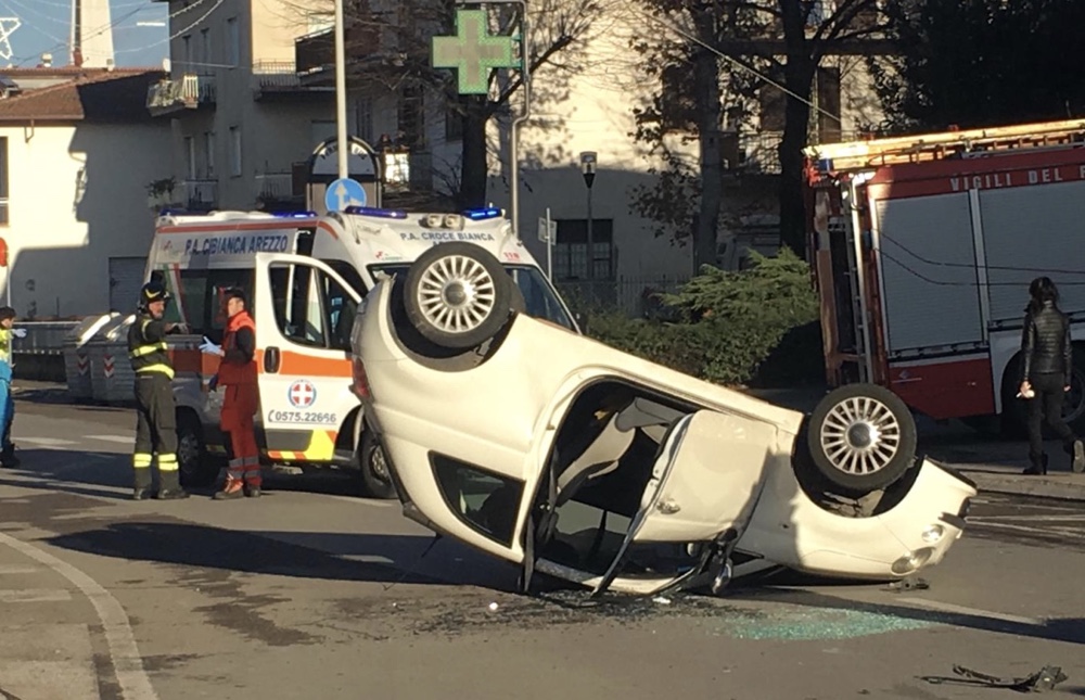 Incidente in Via Romana, un auto si ribalta, due feriti