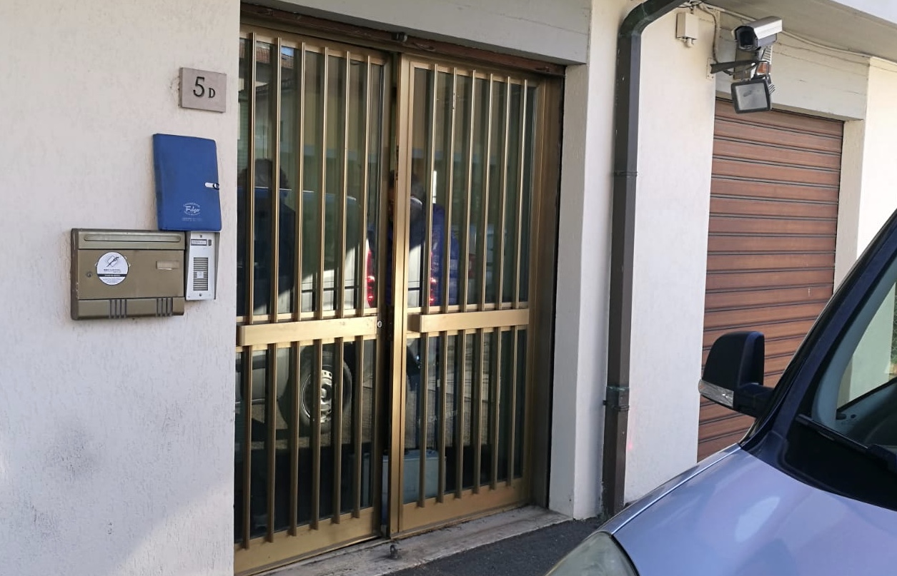 Rapina alla ditta orafa “Il Fiorino”, aggredito il titolare alla testa e al volto con un coltello – VIDEO Rapina alla ditta orafa “Il Fiorino”, aggredito il titolare alla testa e al volto con un coltello – VIDEO