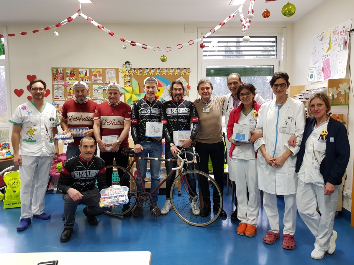L’Ardita e l’Arezzobici in visita al reparto di pediatria del San Donato