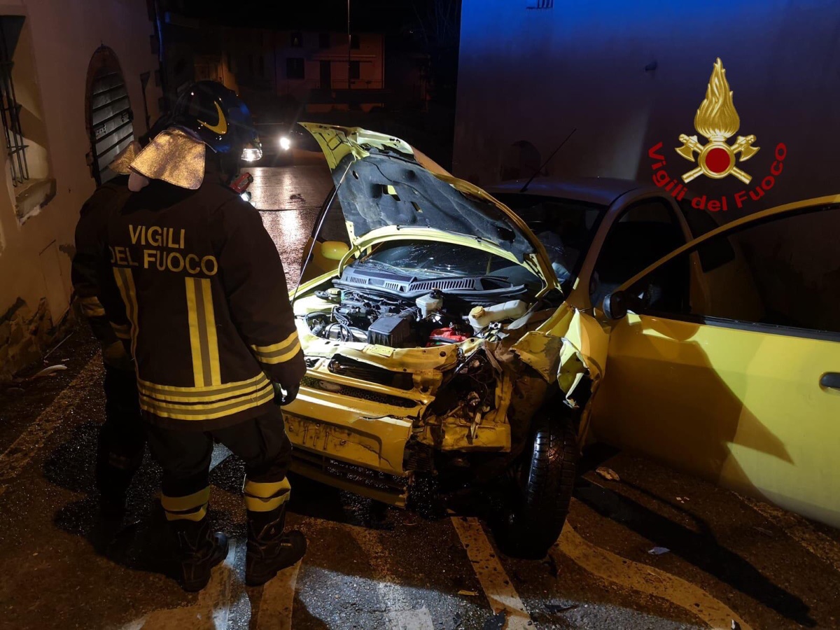 Monte San Savino: auto contro muro, soccorse due donne in gravi condizioni