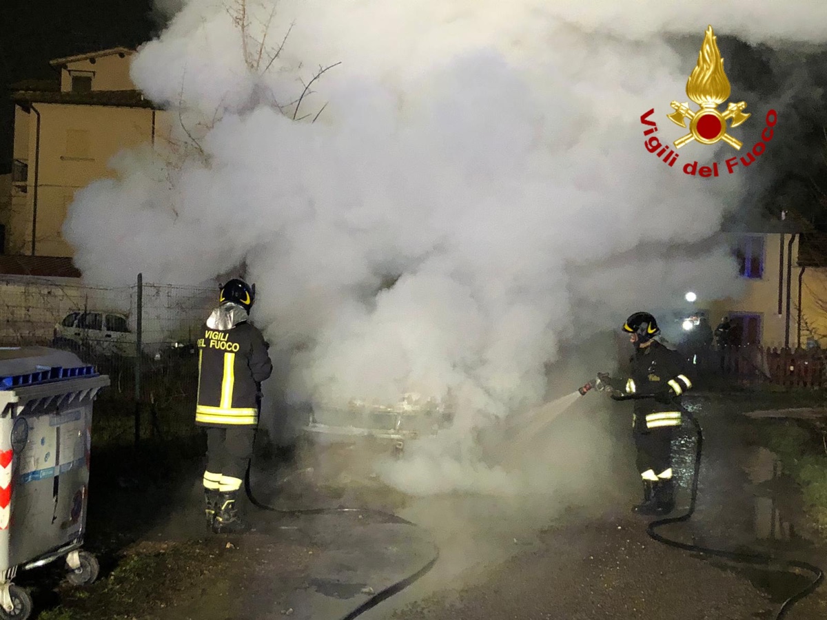 Incidente lungo la E45. Auto in fiamme, due feriti Incidente lungo la E45. Auto in fiamme, due feriti