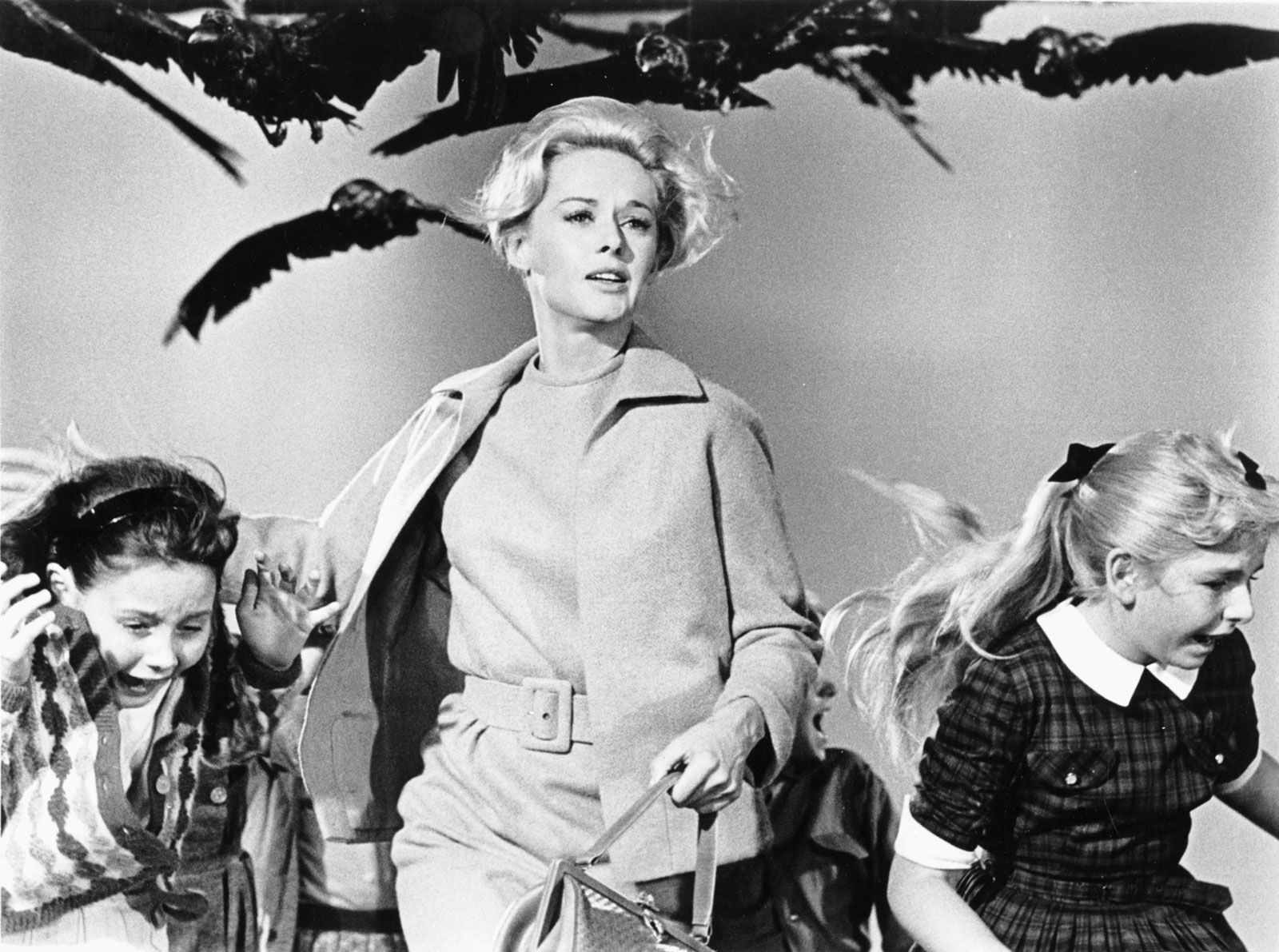 “Gli Uccelli” di Hitchcock tornano al cinema più allegorici che mai