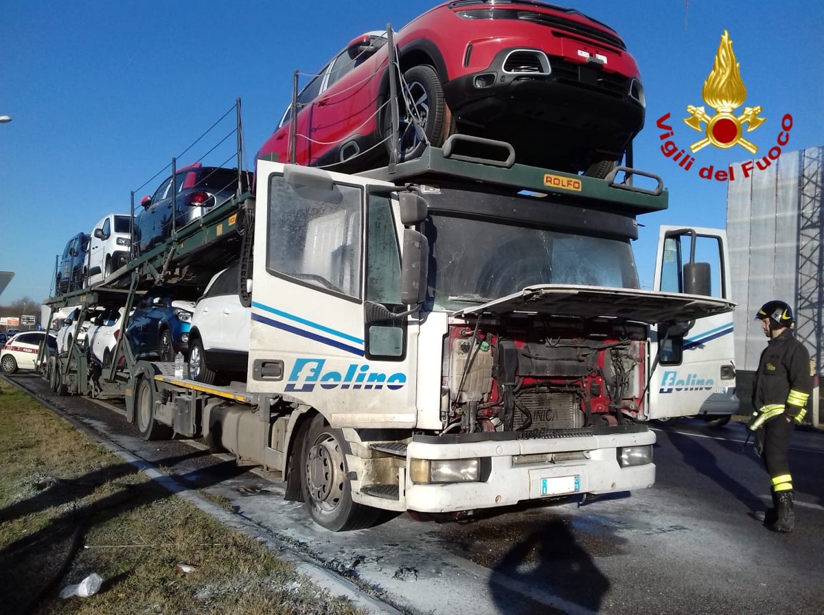 Incendio nella cabina di un camion sul raccordo, nessun ferito