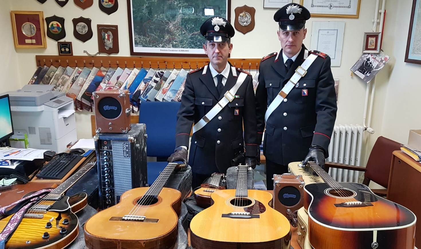Recuperate le chitarre rubate a Natale ai Negrita