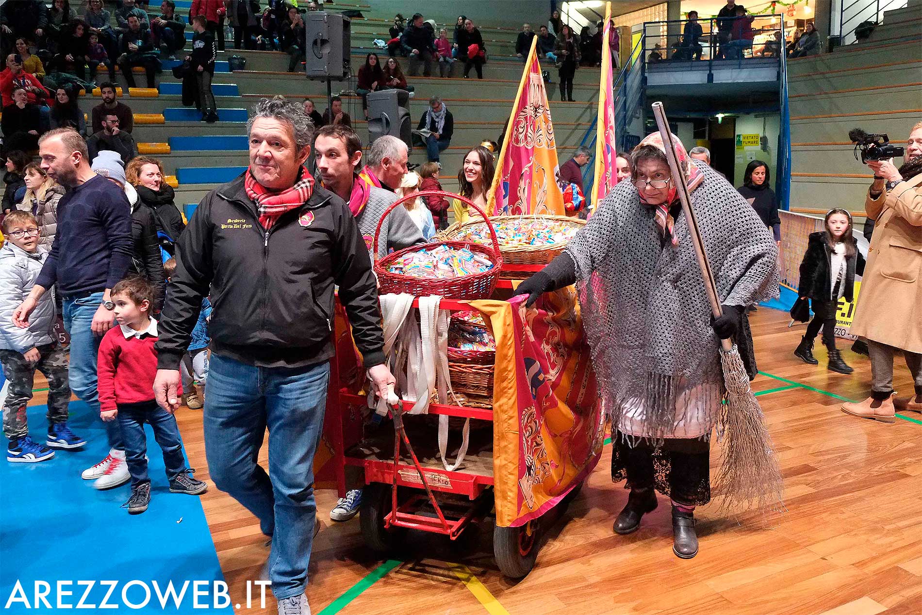 Una Befana per la città, tantissima gente al Palasport le Caselle – FOTO