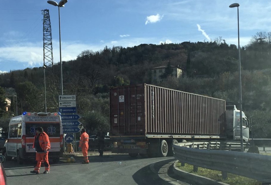 Olmo, investito ciclista da un camion in codice giallo a Siena