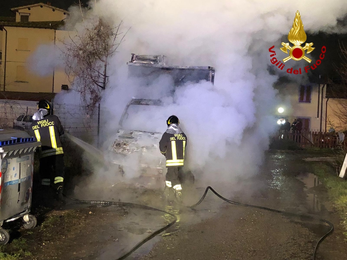 Prende fuoco un camioncino della frutta a San Giovanni, nessuna persona ferita