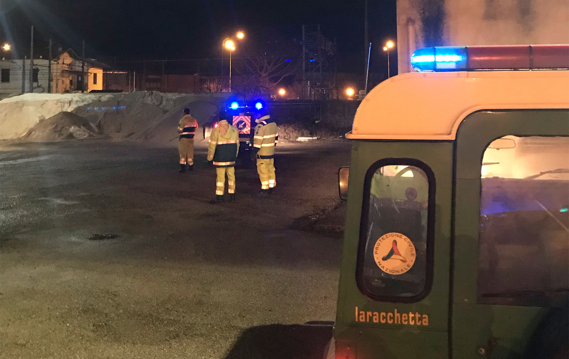 Volontari della Racchetta al lavoro nella notte per prevenire la formazione di ghiaccio