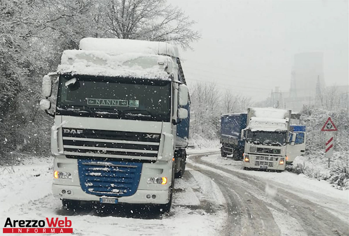 Neve in Valdarno mezzi pesanti bloccati a Cavriglia