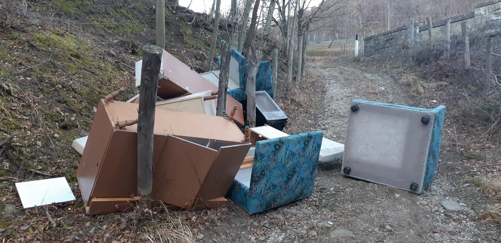 Abbandono rifiuti, è ancora un problema ma ora arrivano le fototrappole