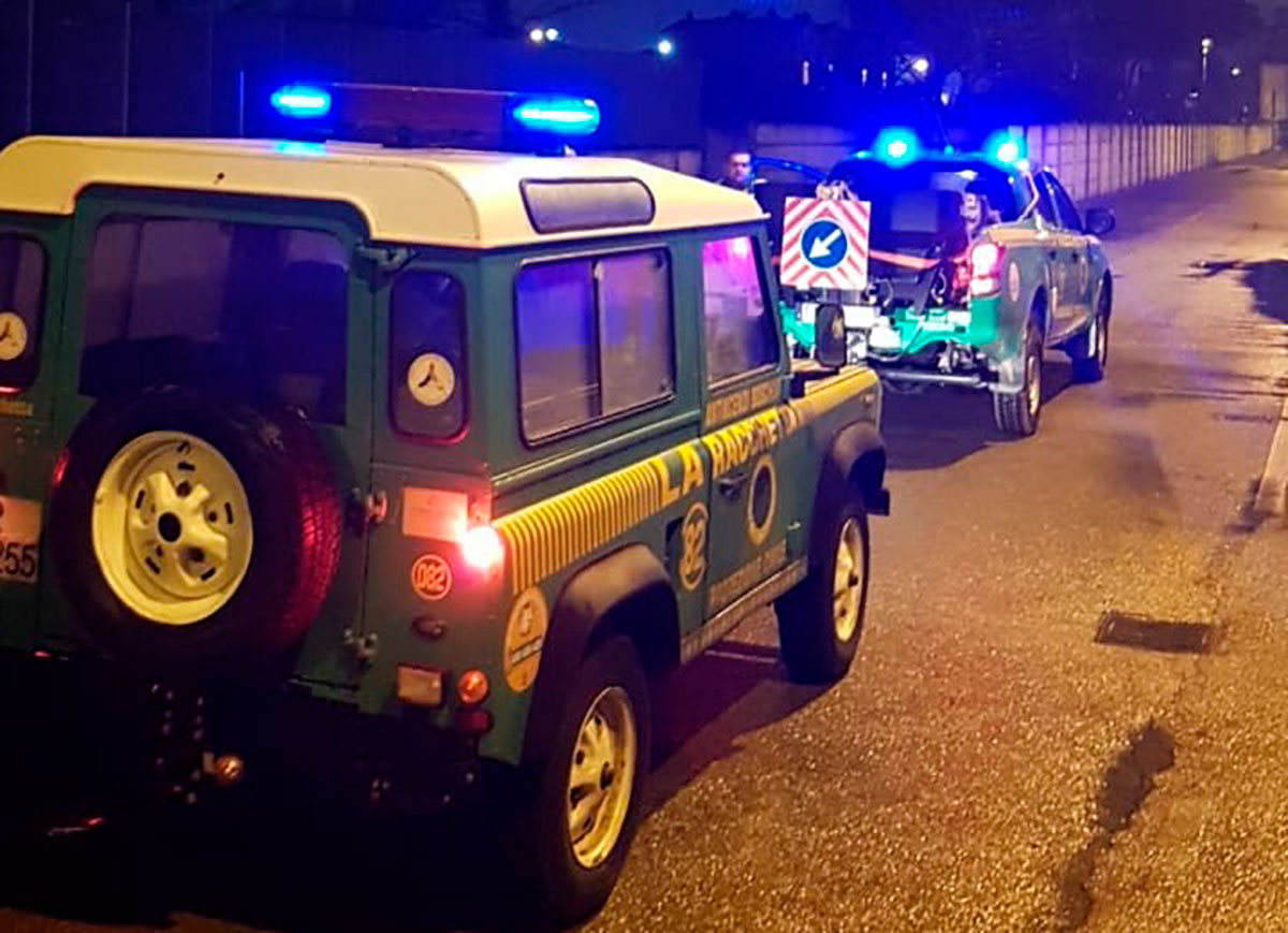 I volontari de la Racchetta all’opera nelle strade durante la notte