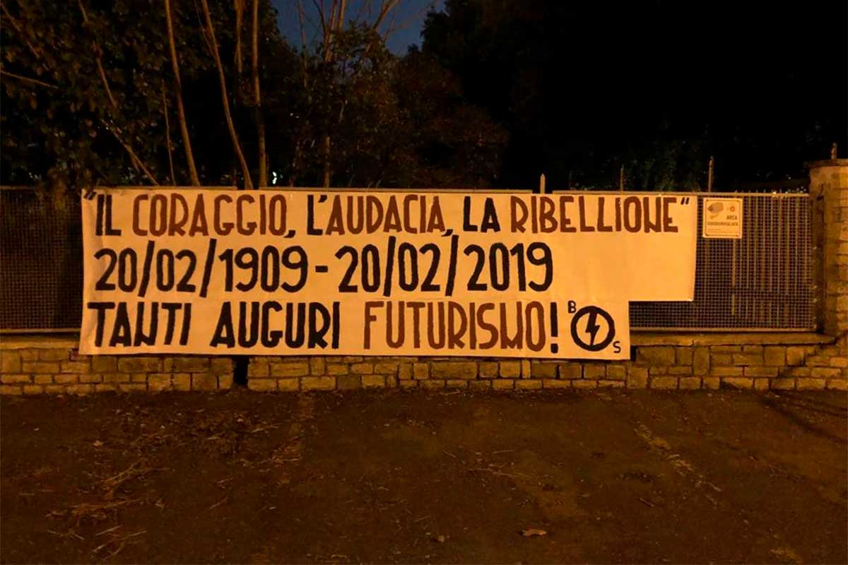 Arezzo, striscione del Blocco Studentesco per i 110 anni del futurismo