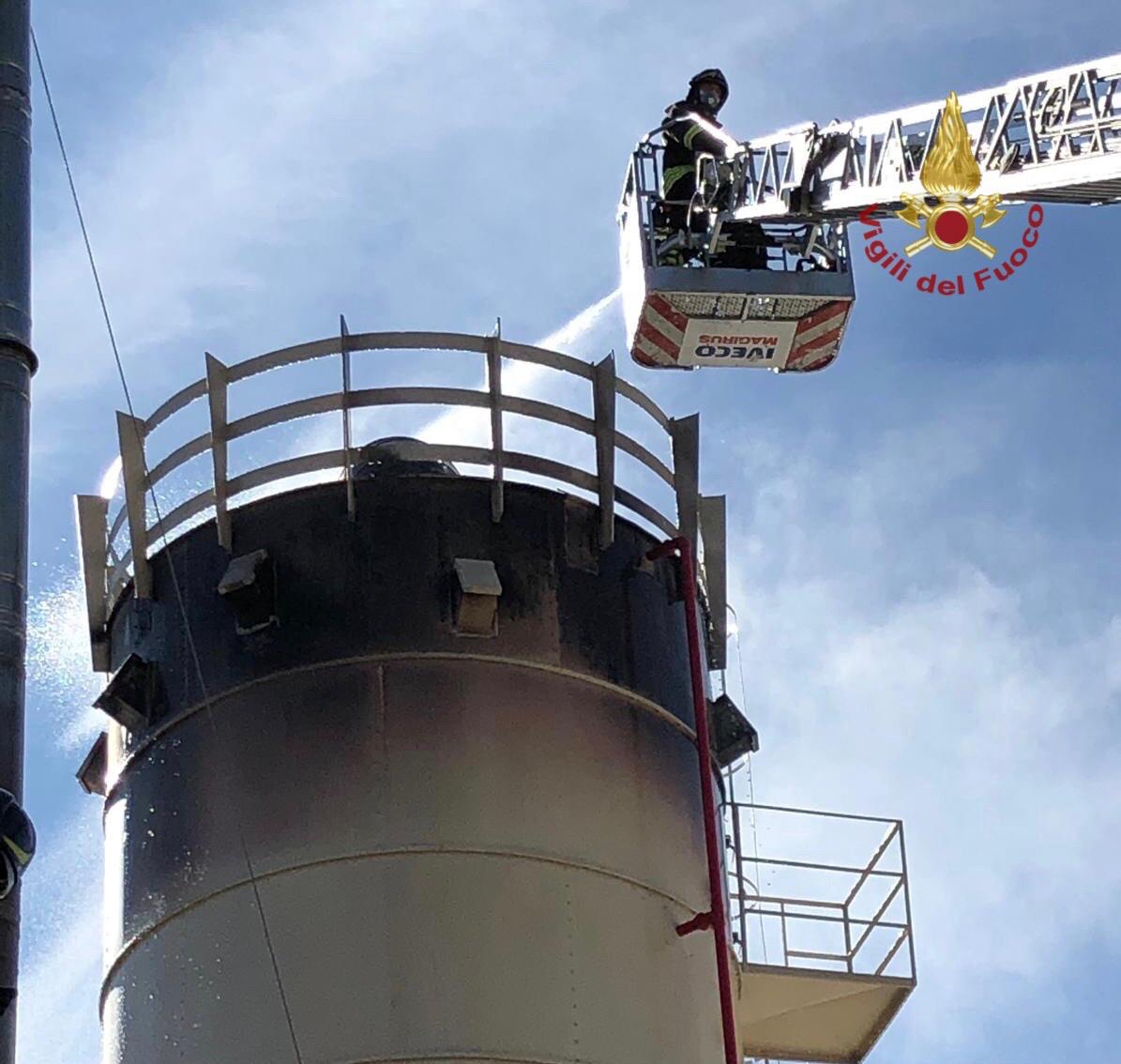 Arezzo: prende fuoco silos di una fabbrica di arredamento, nessun ferito