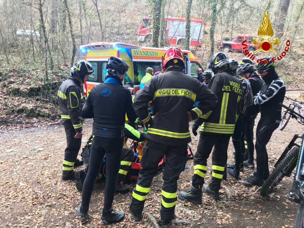 Cade in una zona impervia, ciclista soccorso dai vigili del fuoco