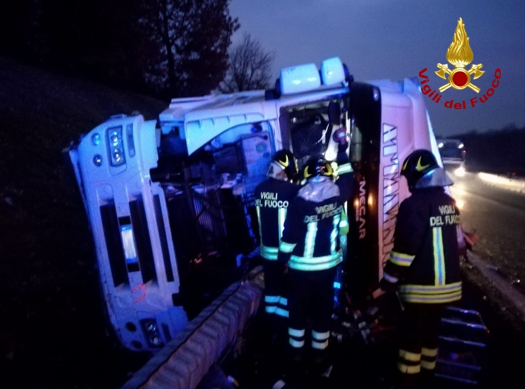 Si ribalta con il camino in A1, ferito un  49enne di Salerno