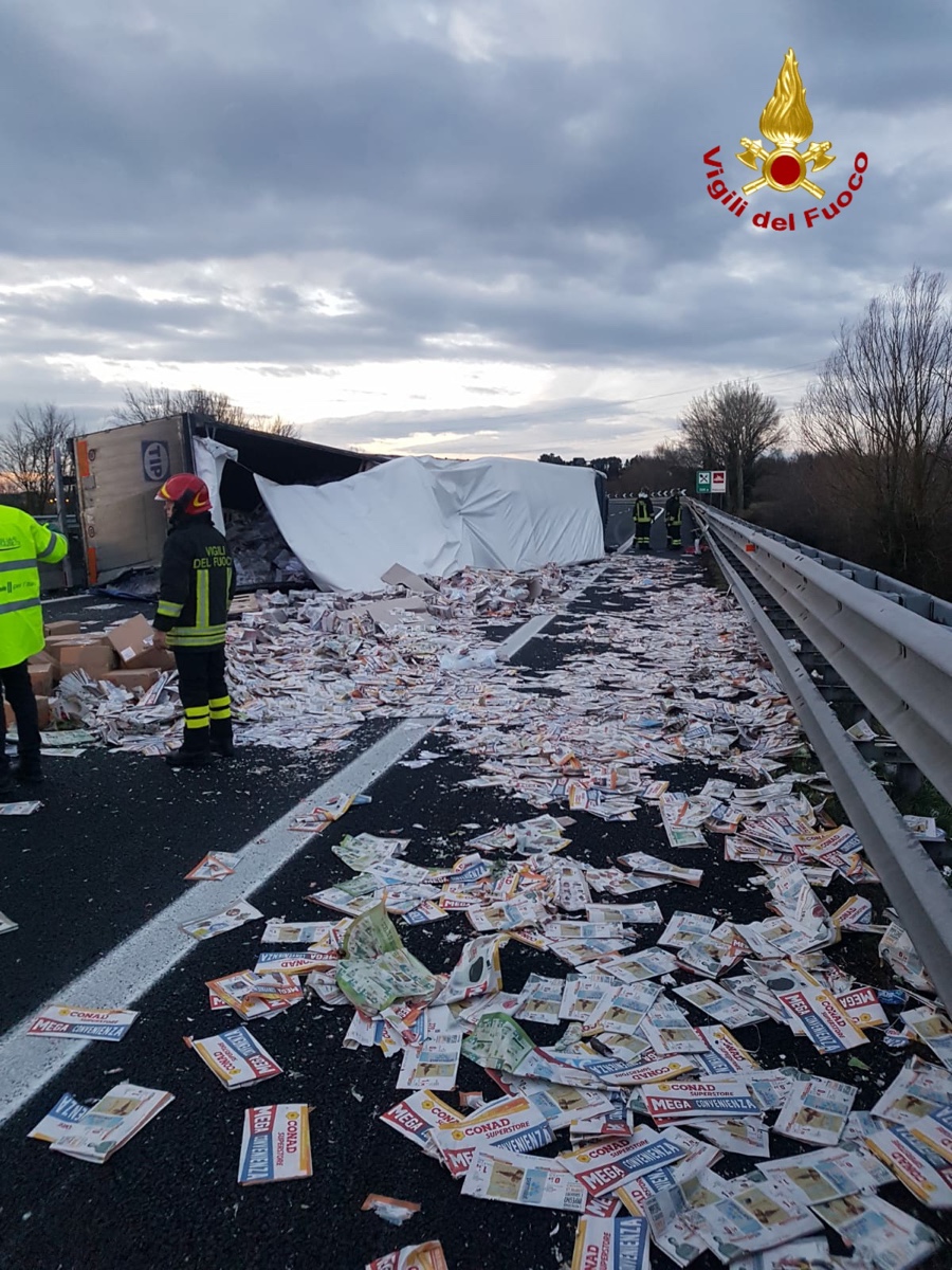 Si ribalta con il suo camion in autostrada, ferito ad un braccio il conducente