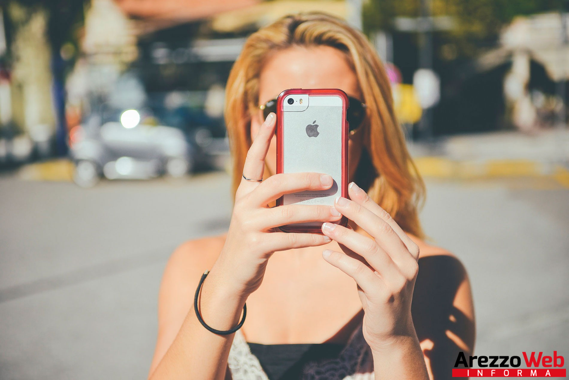 FaceApp, potresti cedere per sempre la tua immagine alla società russa che usa i volti come cavie per l’IA FaceApp, potresti cedere per sempre la tua immagine alla società russa che usa i volti come cavie per l’IA