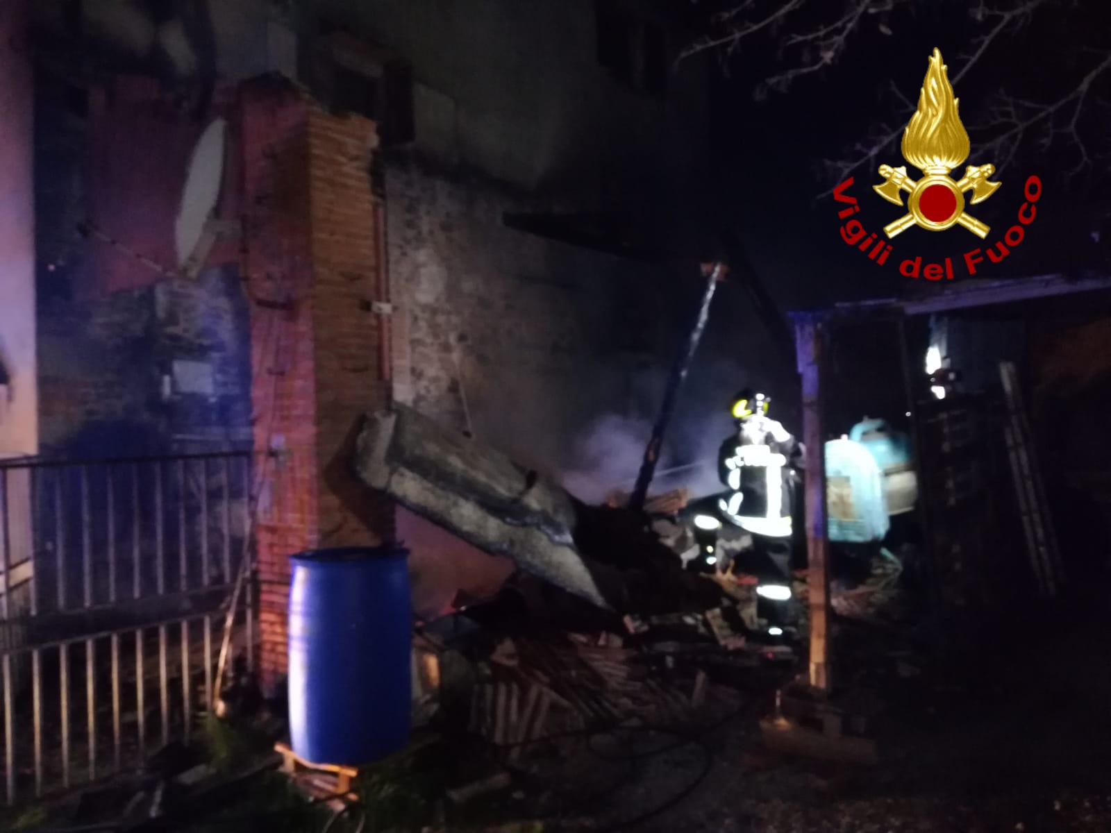 A fuoco annesso di abitazione: soccorsa donna mentre dormiva