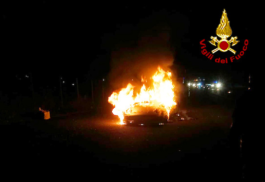 Auto in fiamme sulla A1: sul posto i Vigili del Fuoco di Montevarchi