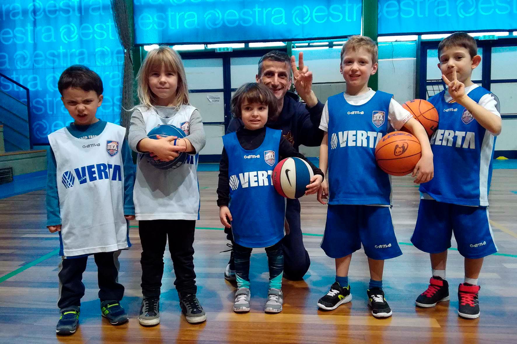 Otto bambini alla scoperta del basket nei Pulcini della Sba