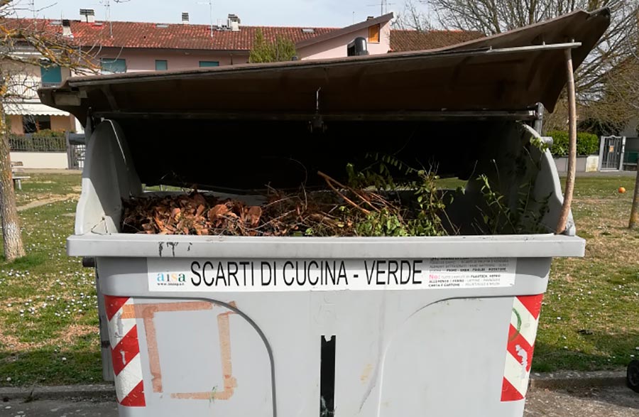 Un cassonetto da sostituire, ecco la segnalazione a Sei Toscana da parte di trenta famiglie di Pratantico