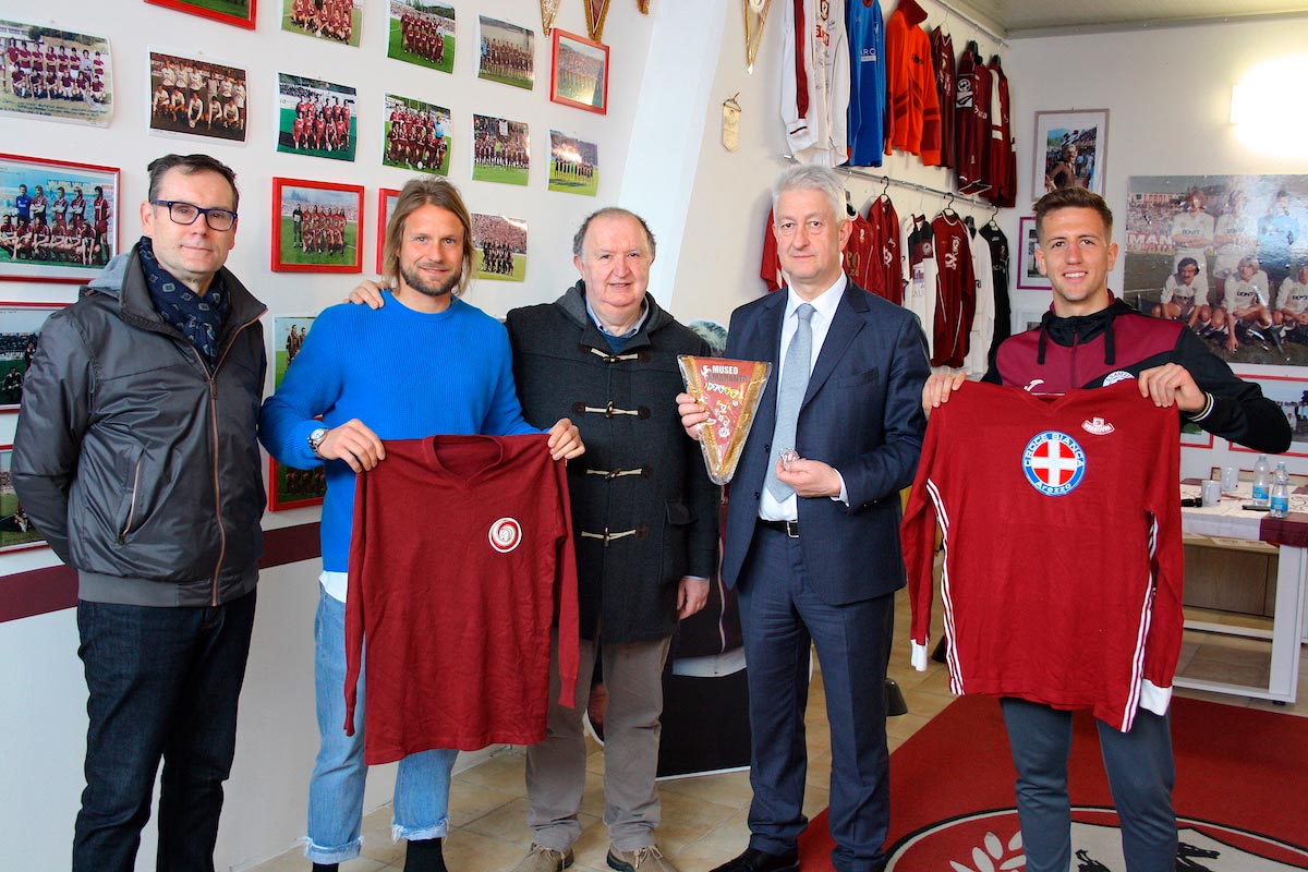 La Croce Bianca dona due maglie storiche dell’Arezzo al Museo Amaranto