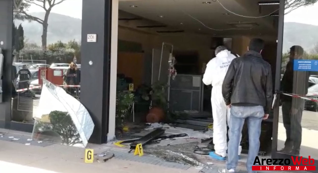 Furto alla Ubi Banca di Olmo, i malviventi sfondano la vetrina con un’auto