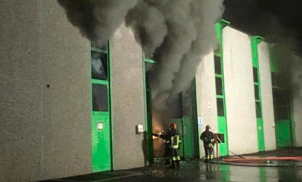 Prende fuoco una ditta di smaltimento rifiuti, incendio domato nella notte dai vigili del fuoco – foto