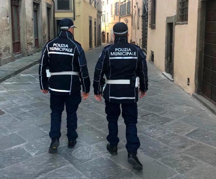 Auto e motorino imbrattate con vernice gialla fosforescente, nei guai due 20enni