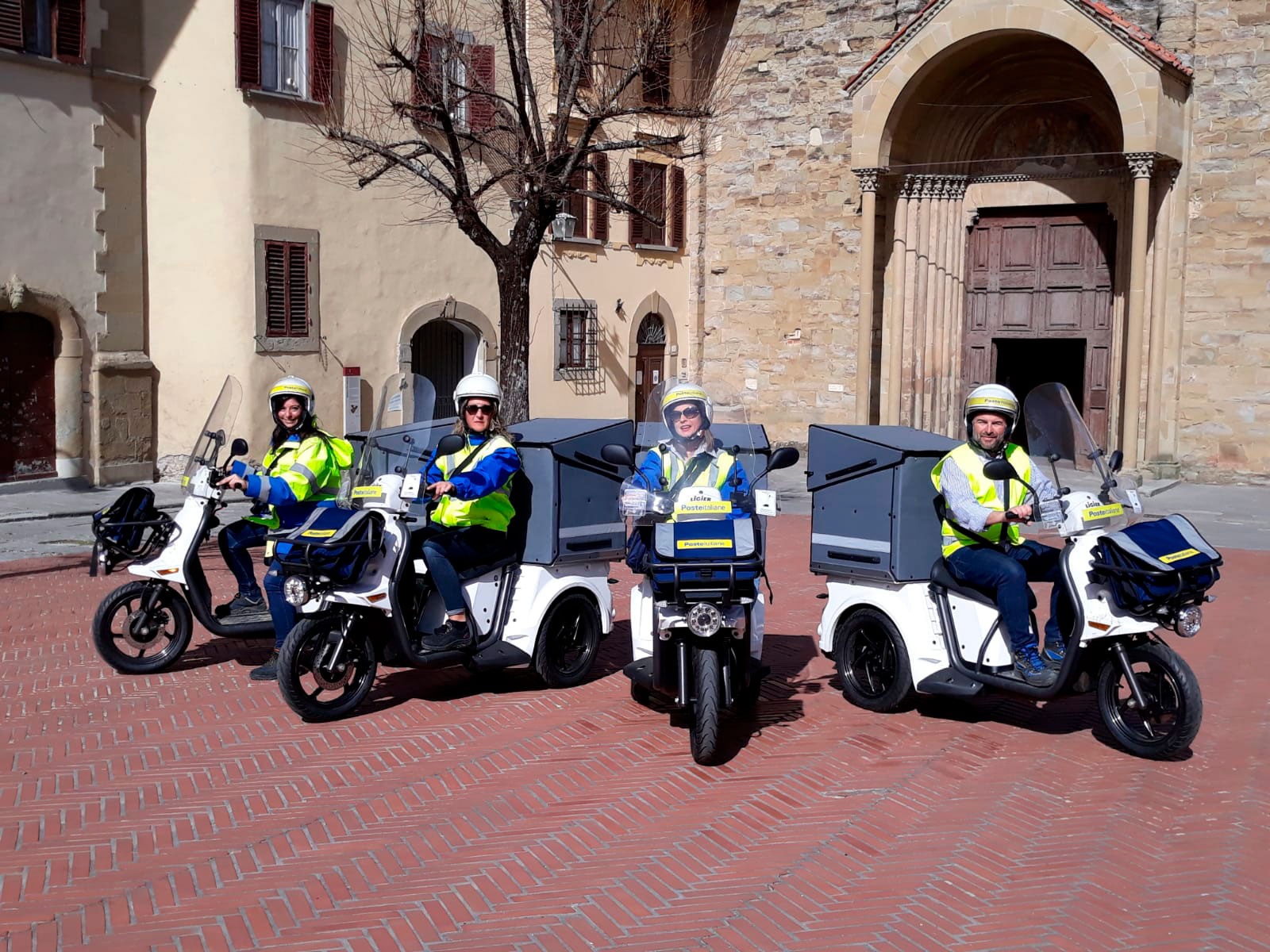 Ad arezzo i postini con i nuovi tricicli elettrici