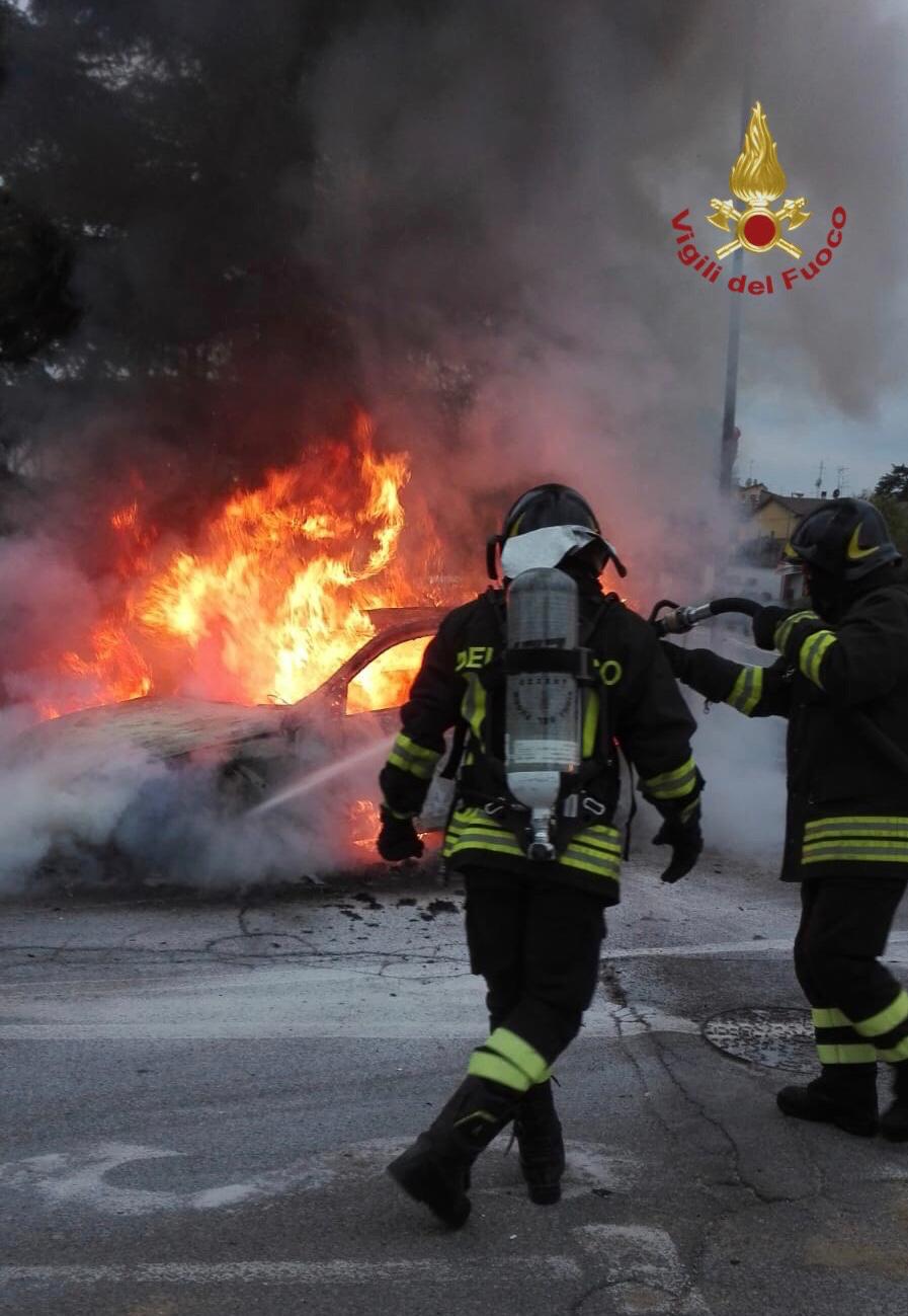 Autovettura in fiamme a Tregozzano