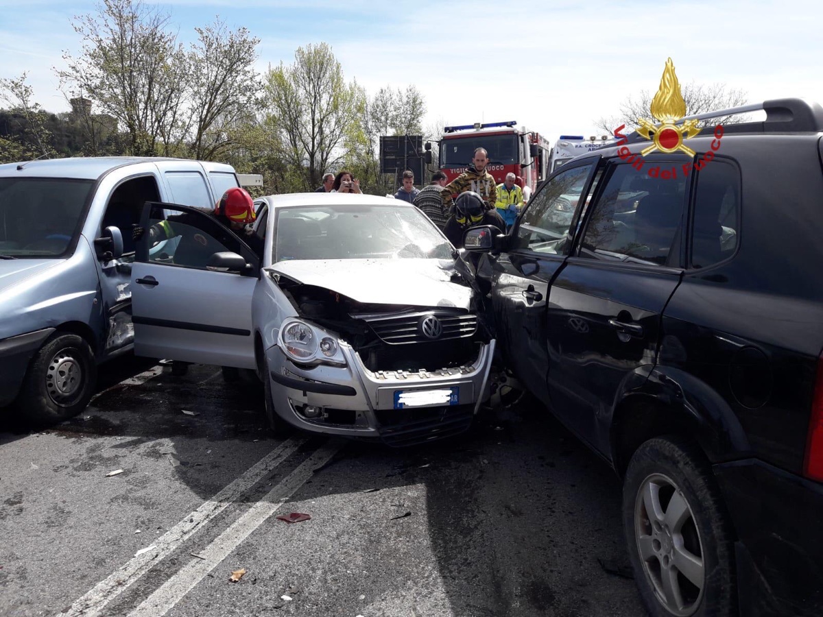 Scontro fra due auto e un furgoncino a Capolona