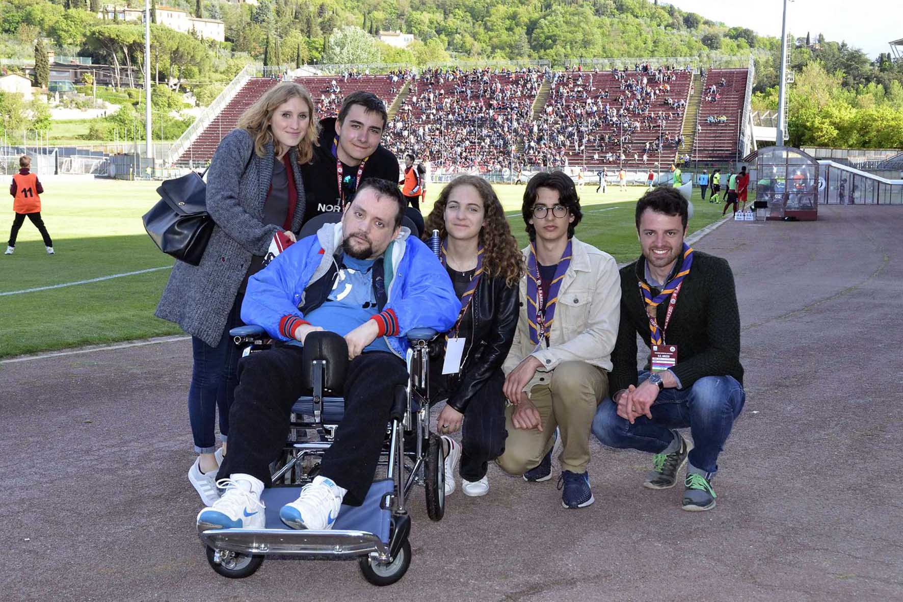 Un ospite della Casa Pia a bordo campo con gli scout per tifare Arezzo