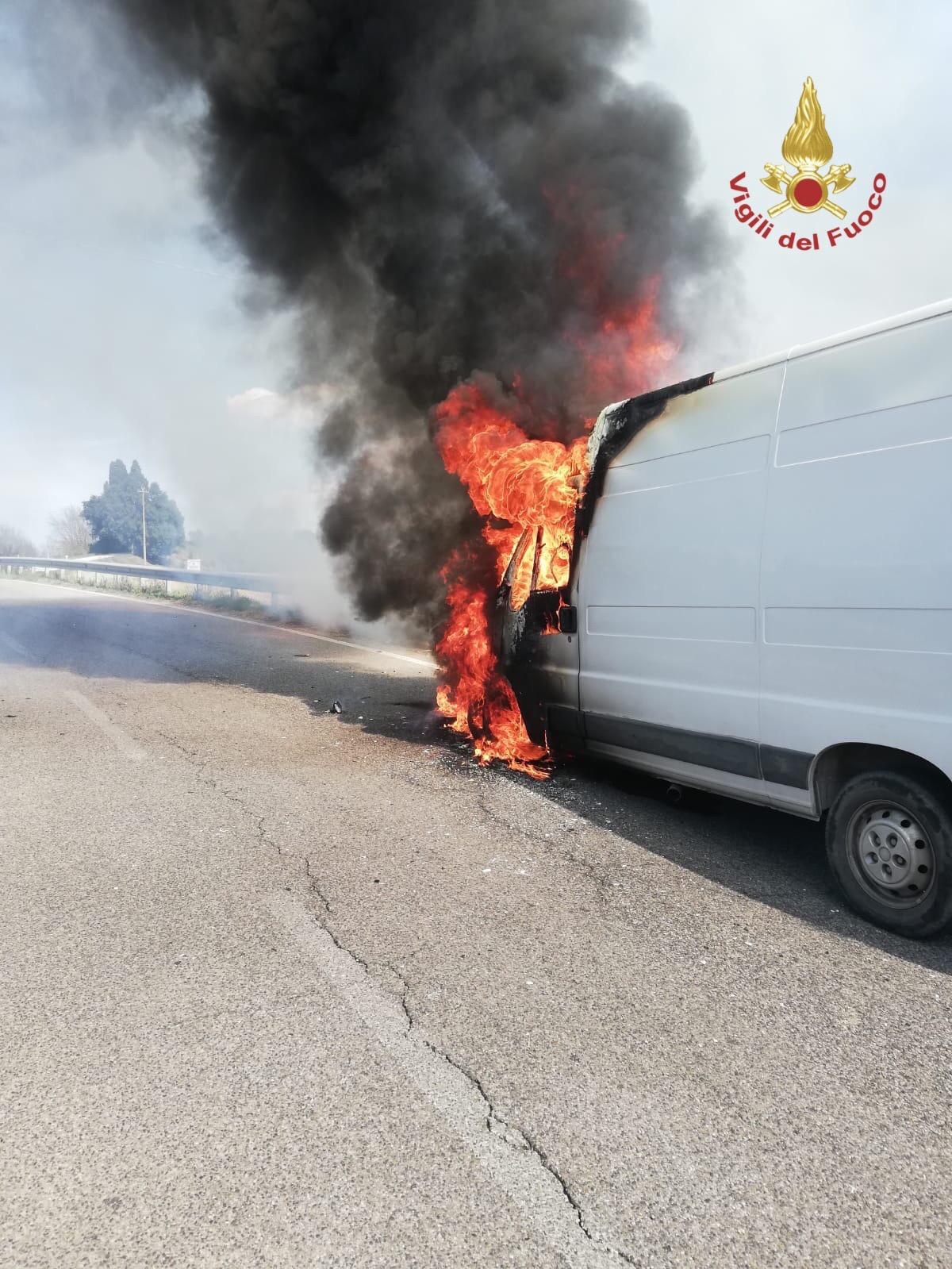 A fuoco un furgone nei pressi di Levane