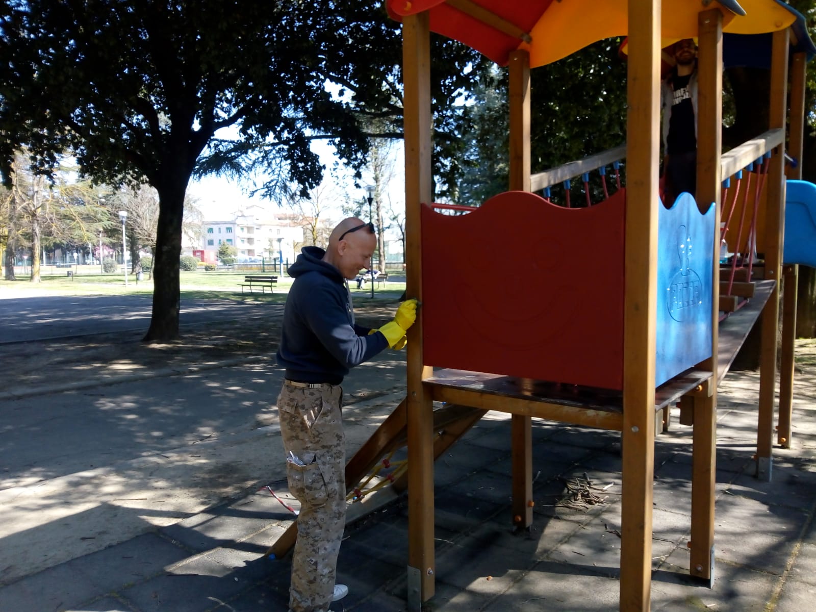 CasaPound ripulisce il Parco Arno: “Abbiamo ridato colore ai giochi per bambini” – foto