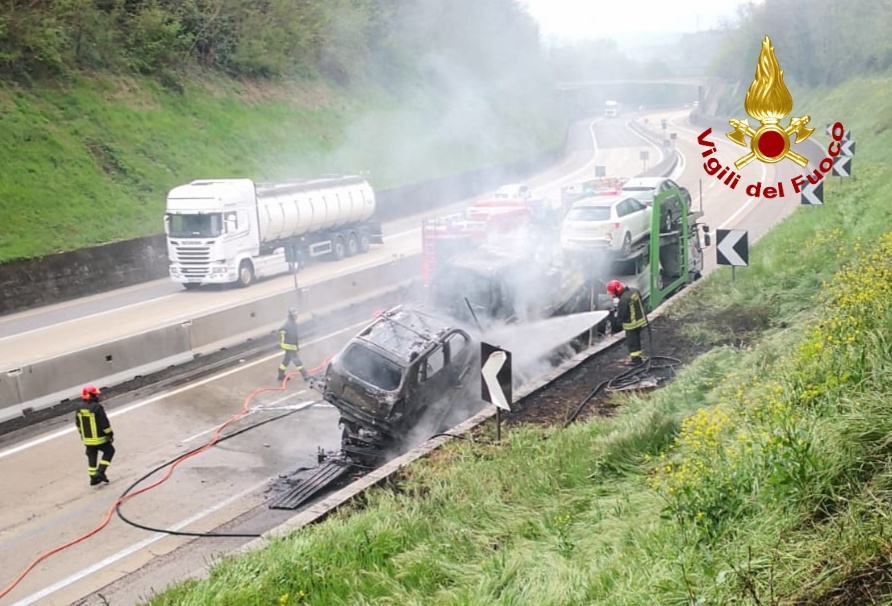 A1, prende fuoco un camion che trasporta  auto, nessun ferito
